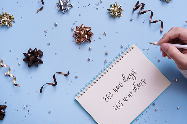 포토 JPG 해외이미지 디자인 종이 컬러 백그라운드 컨셉 크리스마스 목걸이 탁자 휴가 새로움 새해 아이디어 사람없음 장식 파란색 빛 뷰티 유행 신용카드 화려 플랫 고급 우아함 목표 은색 계획 보석 질감 제비 골 파스텔톤 많음 플랫레이 카피스페이스 해외202309 해외포토 기념일 가구 장신구 조류 금융 공백 광석 파일형식