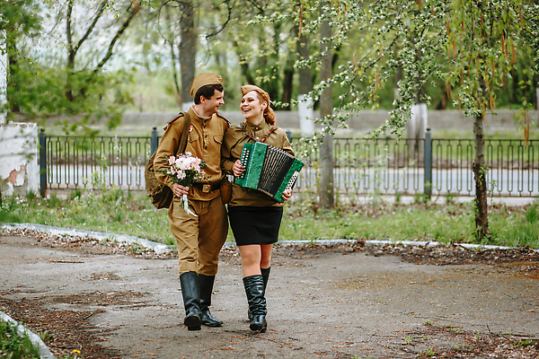 포토 JPG 해외이미지 전통 커플 옷 여자 행복 감정 무기 꽃다발 유니폼 2 가족 포옹 자연 함께함 사랑 한명 웃음 사람 야외 여행가방 희망 힘 산책 낭만 서식 군용 싸움 러시아 육군 변장 병정 러시아인 소비에트 순찰 특별함 해외202309 해외포토 서양인 1 꽃 유럽 컨셉 가방 관계 안기 모션 휴식 군대 표정 생태계 파일형식