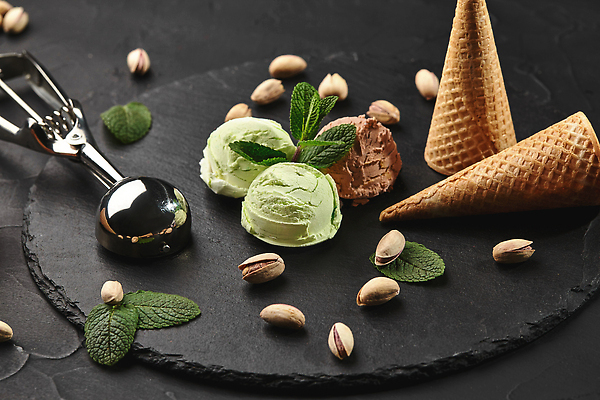 포토 JPG 해외이미지 검은배경 아이스크림 사람없음 달콤 허브 아이스크림콘 와플 스쿱 피스타치오 해외202309 해외포토 식물 백그라운드 디저트 검은색 견과류 맛 콘 파일형식