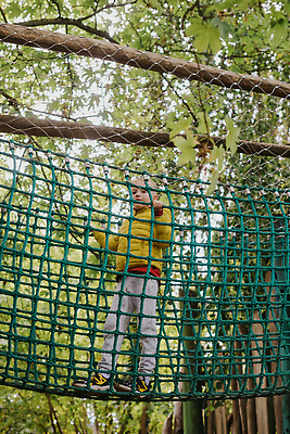 포토 JPG 해외이미지 백인 라이프스타일 공원 행복 어린이 스포츠 장난 학교 놀이 한명 사람 소년 야외 파란색 봄 유치원 기쁨 게임 아기 미끄럼틀 놀이터 작음 긍정 걸음마 해외202309 해외포토 서양인 1 계절 공공시설 교육 남자 감정 컬러 컨셉 모션 생활 놀이기구 크기 파일형식