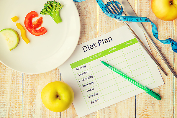 포토 JPG 해외이미지 접시 종이 포크 다이어트 과일 파프리카 줄자 사람없음 펜 건강관리 나이프 계획표 브로콜리 나무배경 해외202309 해외포토 식기 백그라운드 채소 자 건강 관리 필기구 칼 계획 파일형식