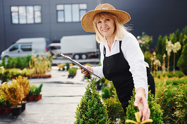 포토 JPG 해외이미지 백인 여자 노년 행복 화분 한명 들기 상반신 취미 야외 옆모습 실버라이프 정원 봄 시험 원예 원예식물 서류판 원예용품 노인여자한명만 해외202309 해외포토 서양인 식물 1 라이프스타일 계절 교육 감정 뷰포인트 생활용품 모션 사람 성인 사무용품 여자한명만 노인여자만 파일형식