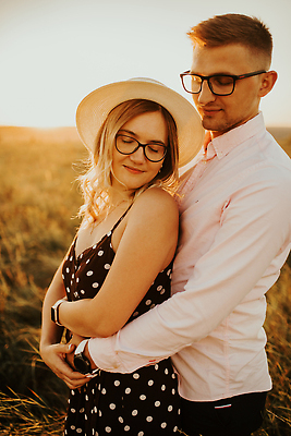 포토 JPG 해외이미지 커플 여자 남자 행복 실루엣 신랑 2 밭 데이트 가족 관계 포옹 자연 하늘 남편 휴가 키스 함께함 관리 사랑 사람 성인 야외 두명 빛 태양 일몰 산책 낭만 시골 잡기 아내 유혹 약혼 힙스터 해외202309 해외포토 자연요소 패션 감정 결혼 컨셉 농업 안기 모션 휴식 촬영기법 노을 애정표현 생태계 약속 파일형식