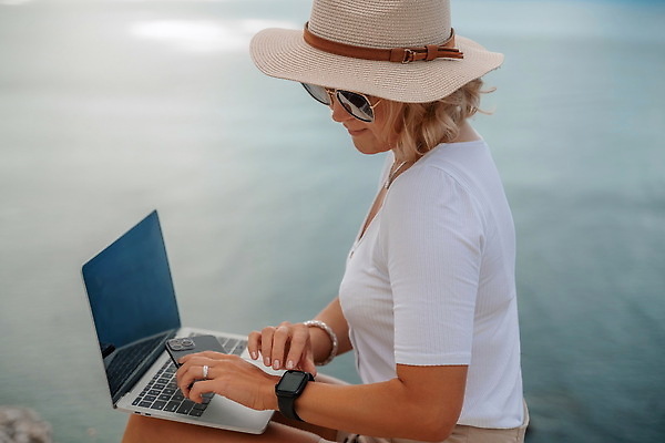 포토 JPG 해외이미지 직업 라이프스타일 여자 행복 바다 여행 컨셉 인터넷 비즈니스 텍스트 통신 휴가 직장 한명 사람 야외 파란색 노트북 컴퓨터 뷰티 여행객 공책 타이핑 키보드 업무 네트워크 선베드 멀리 온라인 프리랜서 해외202309 해외포토 1 감정 컬러 의자 회사 문구용품 생활 전자제품 작업 파일형식