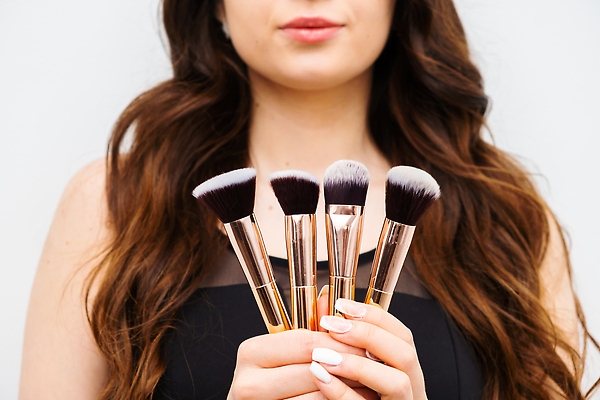 포토 JPG 해외이미지 모델 배너 여자 얼굴 장신구 갈색머리 한명 뷰티 유행 화장품 신선 붓 화려 황금 고급 가루 볼터치 수집 피부 피부관리 예술가 내추럴 고립 돌봄 완벽 해외202309 해외포토 1 헤어스타일 컨셉 모션 사람 신체부위 화장 파일형식