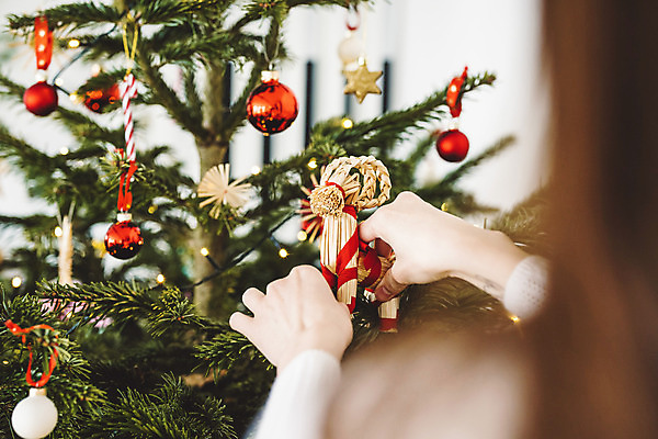 포토 JPG 해외이미지 손 크리스마스장식 겨울 전구 신체부위 장식 크리스마스트리 분위기 보케 꾸미기 뒤통수 오너먼트 걸기 해외포토 계절 컨셉 크리스마스 모션 사람 파일형식