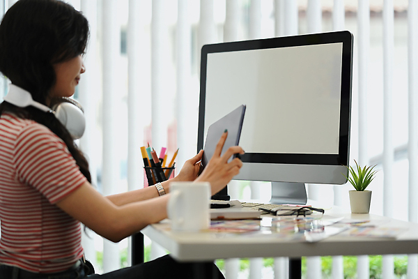 포토 JPG 해외이미지 식물 여자 화분 한명 들기 앉기 상반신 성인 옆모습 태블릿 사무실 모니터 헤드셋 업무 디자이너 책상 연필꽂이 성인여자한명만 해외202309 해외포토 직업 1 뷰포인트 음향기기 가구 비즈니스 모션 문구용품 사람 전자제품 스마트기기 컴퓨터 헤드폰 작업 여자한명만 성인여자만 파일형식