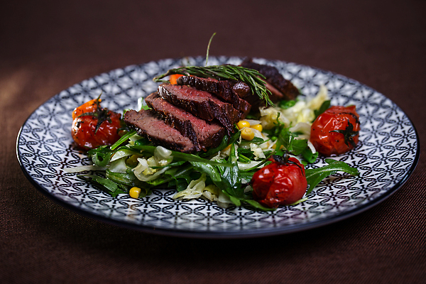 포토 JPG 해외이미지 접시 음식 백그라운드 토마토 채소 탁자 감자 건강 육류 스테이크 요리 비프스테이크 사람없음 목재 빨간색 초록색 식사 저녁식사 어둠 샐러드 소고기 튀김 신선 중앙 그릴 상추 바비큐 자르기 굽기 허브 슬라이스 후추 점심식사 단백질 등심 맛있는 해외202309 해외포토 나무 식물 식기 컬러 가구 식재료 재료 모션 주방용품 서양음식 구이 향신료 영양소 파일형식