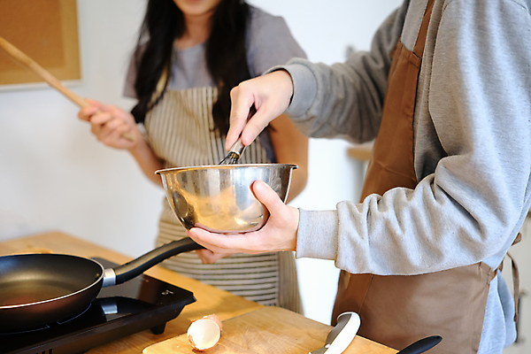 포토 JPG 해외이미지 라이프스타일 그릇 부부 여자 남자 탁자 남편 요리 들기 상반신 성인 두명 옆모습 주방 잡기 아내 프라이팬 뒤집개 핸드믹서 성인만 해외202309 해외포토 식기 커플 뷰포인트 가구 모션 주방용품 사람 생활 믹서 파일형식