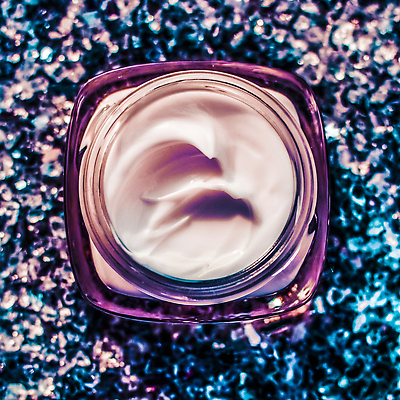 포토 JPG 해외이미지 근접촬영 사람없음 반짝임 보라색 고급 피부관리 스킨케어 기초화장품 수분크림 해외202309 해외포토 뷰포인트 컬러 컨셉 모션 뷰티 화장품 파일형식