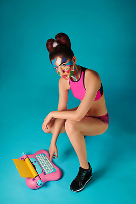 포토 JPG 해외이미지 모델 헤어스타일 응시 얼굴 포즈 패턴 실내 두명 앞모습 세로 컬러풀 뷰티 유행 화장품 립스틱 자신감 시원함 만족 팝아트 파란배경 펑키 고체 심각 스타일 카피스페이스 해외202309 해외포토 시선 감정 뷰포인트 컬러 백그라운드 컨셉 무늬 사람 내부 신체부위 파란색 공백 그림 파일형식