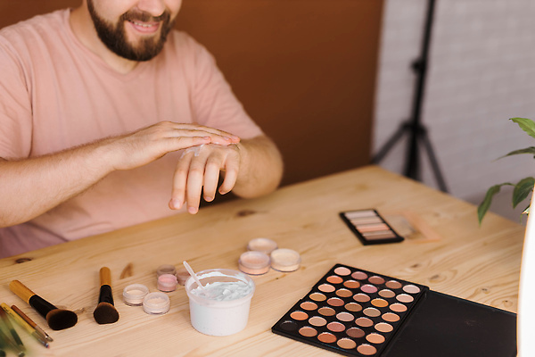 포토 JPG 해외이미지 남자 한명 상반신 성인 옆모습 뷰티 화려 바르기 메이크업아티스트 아이섀도 메이크업브러쉬 수분크림 성인남자한명만 크리에이터 영상촬영 해외202309 해외포토 직업 1 뷰포인트 컨셉 모션 사람 촬영 화장품 붓 남자한명만 성인남자만 파일형식 1인미디어