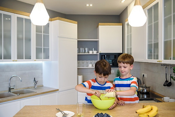 포토 JPG 해외이미지 백인 라이프스타일 행복 어린이 음식 크리스마스 2 과일 학교 가족 탁자 디저트 주택 요리 사람 소년 두명 뷰티 쿠키 케이크 주방 요리사 앞치마 빵집 아기 달콤 굽기 준비 반죽 만들기 밀가루 걸음마 남동생 제빵사 페스츄리 해외202309 해외포토 서양인 직업 교육 기념일 남자 감정 빵 가구 관계 모션 건물 생활 상점 맛 가루 구이 동생 파일형식