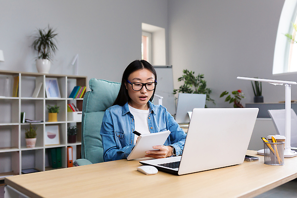 포토 JPG 해외이미지 여자 화분 안경 화초 의자 책장 한명 들기 앉기 상반신 성인 앞모습 노트북 사무실 펜 공책 스탠드 기록 마우스 스마트 책상 연필꽂이 성인여자한명만 해외202309 해외포토 식물 1 잡화 뷰포인트 가구 컨셉 비즈니스 모션 문구용품 조명 사람 전자제품 필기구 컴퓨터용품 여자한명만 성인여자만 파일형식