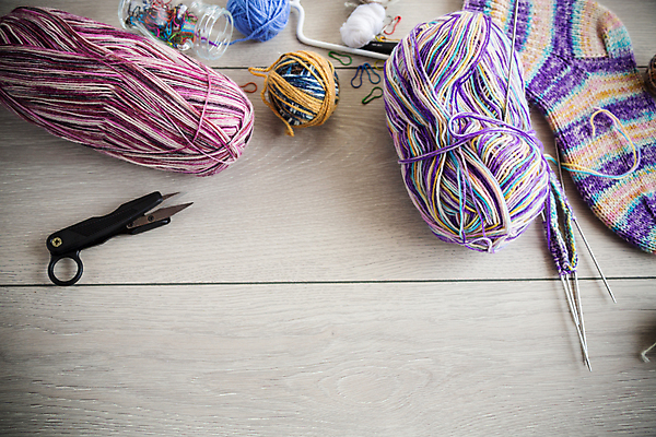 포토 JPG 해외이미지 양말 따뜻함 사람없음 하이앵글 뜨개질 털실 공예 부드러움 실타래 뜨개도구 코바늘 해외202309 해외포토 뷰포인트 취미 도구 감각 실 파일형식