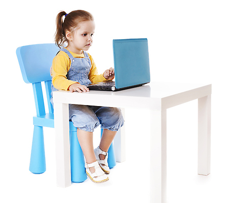 포토 JPG 해외이미지 백인 1 라이프스타일 응시 여자 교육 행복 어린이 인터넷 탁자 실내 한명 사람 앉기 옆모습 가로 노트북 학습 컴퓨터 모니터 흰색 표현 아기 타이핑 걸음마 고립 초보 유일 해외202309 해외포토 서양인 시선 감정 뷰포인트 컬러 가구 모션 내부 생활 전자제품 파일형식