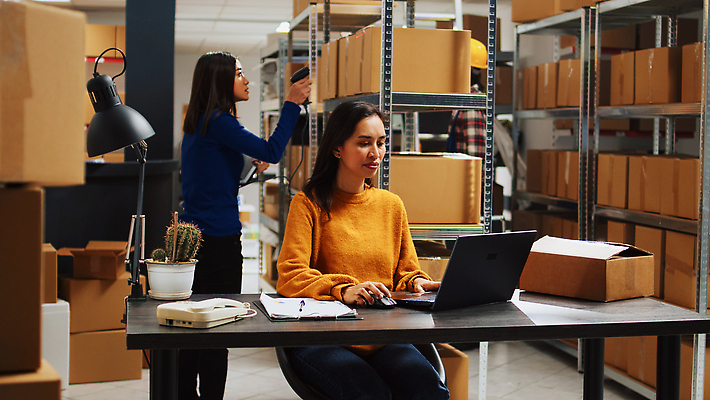 포토 JPG 해외이미지 여자 의자 노동자 실내 앉기 동양인 상반신 성인 두명 앞모습 옆모습 노트북 상자 작업 물류창고 성인여자만 해외202309 해외포토 직업 뷰포인트 가구 모션 사람 인종 내부 전자제품 창고 여자만 성인만 파일형식