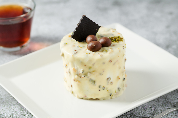 포토 JPG 해외이미지 접시 음식 백그라운드 재료 디저트 사람없음 장식 파티 과자 케이크 식당 초콜릿 카페 빵집 흰색 신선 생일 고급 닫기 달콤 맛 설탕 크림 오브젝트 보케 푸딩 내추럴 미니 페스츄리 피스타치오 맛있는 해외202309 해외포토 식기 기념일 빵 컬러 컨셉 모션 이벤트 상점 견과류 파일형식