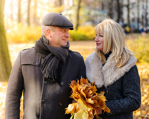 포토 JPG 해외이미지 백인 라이프스타일 커플 여자 남자 행복 꽃다발 40대 중년 50대 결혼 잎 2 겨울 가족 포옹 남편 휴가 갈색머리 함께함 사랑 미소 사람 성인 야외 두명 금발 걷기 산책 낭만 코트 가을 잡기 아내 바둑 해외202309 해외포토 서양인 식물 헤어스타일 계절 꽃 감정 컨셉 관계 안기 모션 놀이 휴식 표정 이벤트 생활 외투 파일형식
