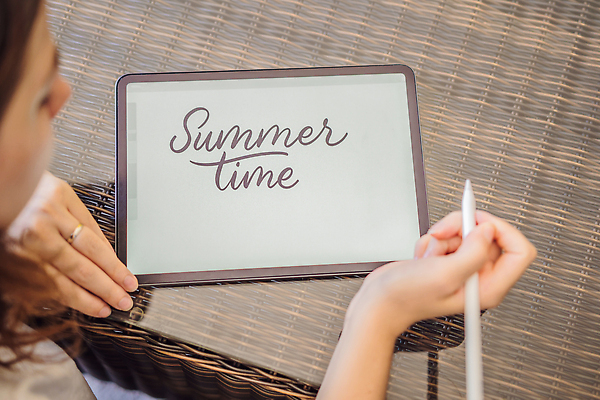 포토 JPG 해외이미지 손 디자인 여자 인터넷 일러스트 비즈니스 캘리그라피 텍스트 모바일 한명 빨간색 컴퓨터 사무실 뷰티 알약 연필 펜 디지털 스크린 도구 잡기 네트워크 그리기 메시지 어플리케이션 휴대용 디자이너 스케치 무선전화기 심볼 그림 문서 예술가 온라인 주인 멀티미디어 터치스크린 필기체 레터링 해외202309 해외포토 직업 문자 1 컬러 모션 학용품 미술 사람 신체부위 전자제품 필기구 약 전화기 오브젝트 파일형식