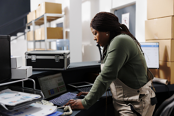 포토 JPG 해외이미지 응시 여자 흑인 가방 노동자 실내 한명 상반신 성인 옆모습 노트북 상자 작업 물류창고 성인여자한명만 해외202309 해외포토 서양인 직업 1 시선 잡화 뷰포인트 사람 내부 전자제품 창고 여자한명만 성인여자만 파일형식