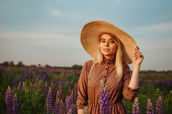 포토 JPG 해외이미지 응시 여자 잎 꽃밭 한명 상반신 성인 야외 뷰티 노을 잡기 허브 밀짚모자 내추럴 허브꽃 성인여자한명만 해외202309 해외포토 자연요소 식물 모자_잡화 1 시선 꽃 모션 사람 여자한명만 성인여자만 파일형식