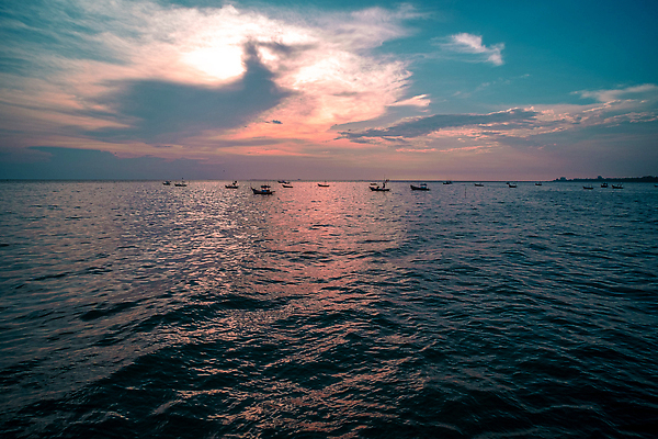 포토 JPG 해외이미지 계절 모래 파도 바다 여행 백그라운드 오렌지 자연 하늘 아침 휴가 항해 사람없음 야외 빨간색 물 파란색 빛 햇빛 태양 뷰티 평화 일출 맑음 황혼 일몰 새벽 저녁 수평선 해외202309 해외포토 주간 자연요소 컬러 컨셉 배_교통 과일 날씨 노을 야간 생태계 파일형식