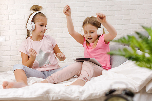 포토 JPG 해외이미지 전신 여자 어린이 잎 베개 앉기 두명 태블릿 손들기 침실 이불 자명종 침대 소프트포커스 즐거움 놀기 소녀만 해외202309 해외포토 식물 감정 시계 가구 침구 모션 촬영기법 사람 전자제품 스마트기기 알람 여자만 어린이만 파일형식