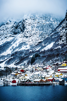 포토 JPG 해외이미지 구름 유럽 호수 바다 여행 겨울 자연 하늘 휴가 산 주택 노르웨이 풍경 사람없음 야외 물 파란색 뷰티 반사 여행객 마을 얼음 추위 흰색 도시 보트 장면 북쪽 타운 내추럴 스칸디나비아 절정 피오르 눈내림 해외202309 해외포토 자연요소 계절 나라 컬러 사람 건물 눈 배 방향 생태계 지형 선박 파일형식