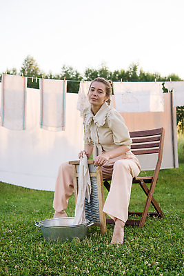 포토 JPG 해외이미지 백인 옷 여자 밧줄 줄 셔츠 가사 자연 바람 날씨 건조 매달리기 한명 사람 야외 빛 바구니 마을 맑음 젖음 흰색 직물 업무 코드 빨래 빨랫줄 에코 시골집 클립 빨래집게 교외 뒤뜰 생태학 해외202309 해외포토 자연요소 서양인 1 교육 컬러 상의 모션 주택 집게 환경 작업 생태계 파일형식