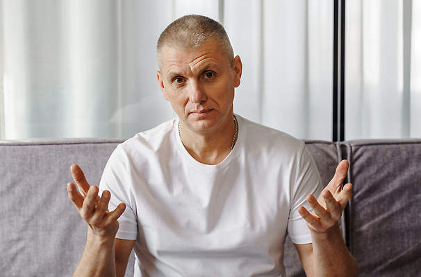 포토 JPG 해외이미지 백인 1 라이프스타일 손 남자 행복 50대 컨셉 돈 비즈니스 관리 손바닥 선물 한명 사람 성인 흰색 잡기 오픈 발표 중세 큼 질문 심볼 오브젝트 사인 주기 팔 보여주기 공유 요청 헬프 필요 해외202309 해외포토 서양인 감정 컬러 중년 모션 생활 신체부위 도움 역사 재산 크기 파일형식