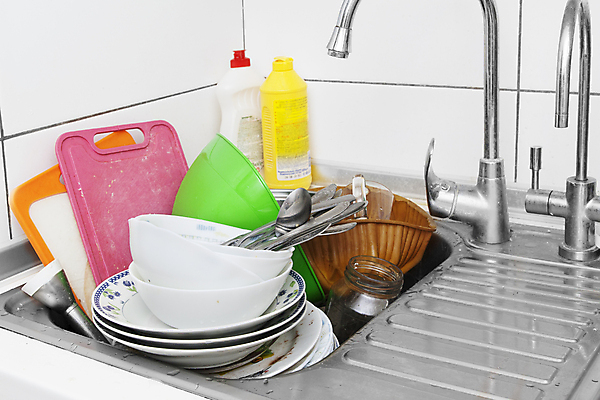 포토 JPG 해외이미지 그릇 접시 유리병 도마 사람없음 쌓기 주방 숟가락 나이프 지저분함 설거지 가득함 싱크대 수도꼭지 주방세제 해외202309 해외포토 식기 가사 모션 주방용품 병_용기 수저 감각 칼 세제 개수대 파일형식