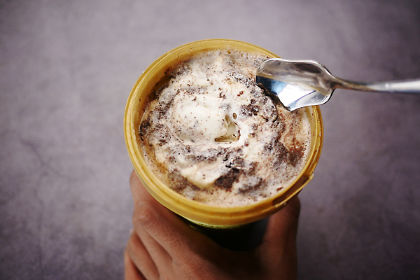 포토 JPG 해외이미지 손 남자 행복 음식 아이스크림 디저트 종류 사람없음 파란색 숟가락 냉동 얼음 우유 흰색 선택 시원함 먹기 상쾌 칼로리 원뿔 충동구매 해외202309 해외포토 자연요소 도형 감정 컬러 컨셉 모션 유제품 수저 사람 신체부위 쇼핑 과소비 파일형식