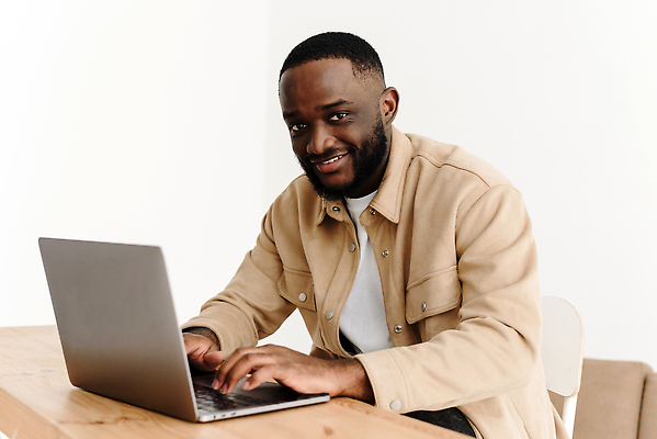 포토 JPG 해외이미지 직업 1 라이프스타일 응시 교육 남자 행복 흑인 인터넷 비즈니스 사업가 통신 탁자 성공 노동자 주택 실내 한명 미소 사람 앉기 인종 성인 노트북 컴퓨터 사무실 검은색 타이핑 업무 비즈니스맨 아프리카인 무선전화기 경영자 온라인 지능 프리랜서 해외202309 해외포토 서양인 외국인 시선 감정 컬러 가구 컨셉 모션 표정 내부 건물 생활 전자제품 작업 직장인 전화기 리더 파일형식