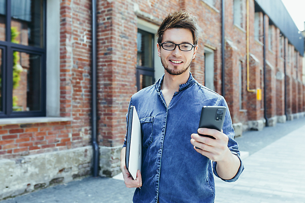 포토 JPG 해외이미지 학생 응시 교육 남자 행복 통신 학교 모바일 거리 고등학교 대화 한명 서기 미소 사람 성인 야외 스마트폰 핸드폰 독서 산책 관찰 타이핑 잡기 도시 메시지 스마트 검색 대학교 부름 온라인 동영상 소셜 채팅 카피스페이스 해외202309 해외포토 1 시선 감정 컨셉 모션 휴식 표정 말하기 전자제품 스마트기기 공백 파일형식