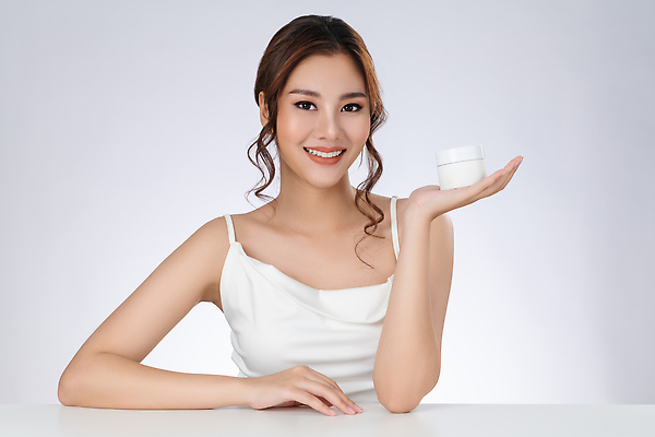 포토 JPG 해외이미지 여자 한명 들기 동양인 상반신 성인 앞모습 화장품 성인여자한명만 해외202309 해외포토 1 뷰포인트 모션 사람 인종 뷰티 여자한명만 성인여자만 파일형식