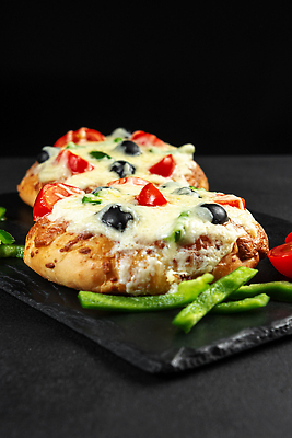 포토 JPG 해외이미지 접시 음식 조각 양파 치즈 피자 파슬리 요리 동양인 사람없음 식사 저녁식사 프라이팬 구부린 맛 인도인 굽기 지중해 매움 다문화 반죽 지역 후추 점심식사 채식주의자 케랄라주 핸드메이드 스타일 비건 맛있는 해외202309 해외포토 외국인 식기 바다 컨셉 채소 모션 주방용품 유제품 패스트푸드 서양음식 인종 인도_나라 구이 사회이슈 향신료 채식 파일형식