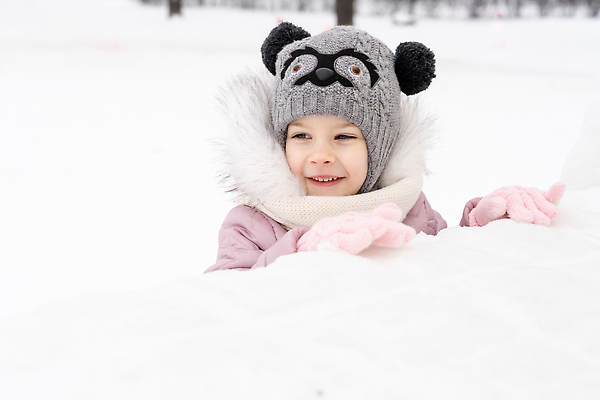 포토 JPG 해외이미지 백인 라이프스타일 계절 행복 얼굴 어린이 크리스마스 겨울 가족 자연 놀이 휴가 한명 웃음 사람 야외 걷기 냉동 얼음 목도리 추위 흰색 12월 니트 1월 손모아장갑 해외202309 해외포토 자연요소 서양인 1 잡화 기념일 감정 컬러 장갑 상의 관계 모션 표정 생활 신체부위 날짜 생태계 파일형식