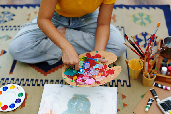 포토 JPG 해외이미지 여자 한명 들기 앉기 동양인 성인 취미 앞모습 물감 미술도구 하반신 붓 그리기 팔레트 이젤 그림 캔버스 화가 짜기 성인여자한명만 해외202309 해외포토 직업 1 뷰포인트 모션 사람 인종 오브젝트 여자한명만 성인여자만 파일형식