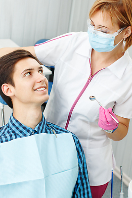 포토 JPG 해외이미지 백인 여자 남자 건강 치과 병원 가면 사람 성인 두명 치료 책 사무실 약 고통 장비 시험 환자 의사 흰색 대접 입 치아 질병 치과의사 약속 방문 외과 돌봄 위생관리 치통 회복 해외202309 해외포토 서양인 교육 감정 컬러 컨셉 비즈니스 의학 모션 관리 신체부위 의료진 소화기관 파일형식