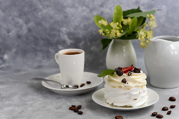 포토 JPG 해외이미지 접시 사람없음 케이크 숟가락 꽃병 달콤 커피잔 휘핑크림 해외202309 머랭쿠키 해외포토 식기 꽃 커피 디저트 잔 수저 쿠키 맛 크림 머랭 휘핑 파일형식