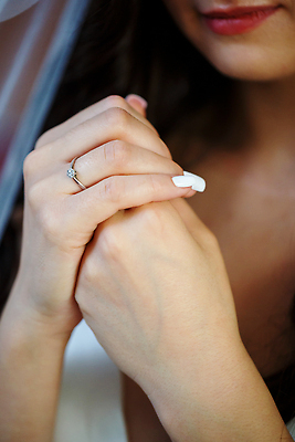 포토 JPG 해외이미지 손 여자 신부 결혼 결혼식 한명 성인 앞모습 축하 반지 준비 성인여자한명만 해외202309 해외포토 1 뷰포인트 컨셉 장신구 사람 이벤트 신체부위 여자한명만 성인여자만 파일형식