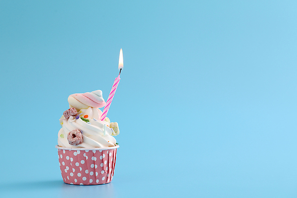 포토 JPG 해외이미지 촛불 사람없음 장식 달콤 컵케이크 시리얼 생크림 파란배경 마시멜로우 스프링클 카피스페이스 해외202309 해외포토 음식 백그라운드 초 디저트 파란색 케이크 공백 맛 크림 파일형식