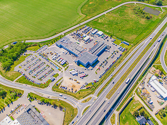 포토 JPG 해외이미지 공원 산업 도로 비즈니스 교통시설 자동차 안테나 사람없음 건물 트럭 화물 도시 센터 상품 정상 주식 컨테이너 창고 무역 상업 머리위 지역 트랙터 수납 짐차 무거움 트레일러 물류 슈퍼마켓 항공촬영 드론 분배 수입 터미널 해외202309 해외포토 건축물 공공시설 길 육상교통 뷰포인트 교통 통신 금융 상점 운송업 무게 농기계 시설 특수차량 파일형식