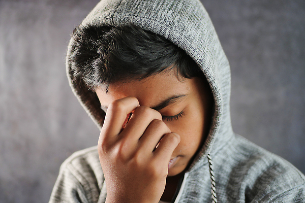 포토 JPG 해외이미지 얼굴 청소년 실내 피곤 그림자 한명 사람 소년 성인 슬픔 덮개 직물 고민 문제 우울증 혼자 해외202309 해외포토 1 남자 감정 어린이 컨셉 내부 신체부위 뚜껑 질병 파일형식