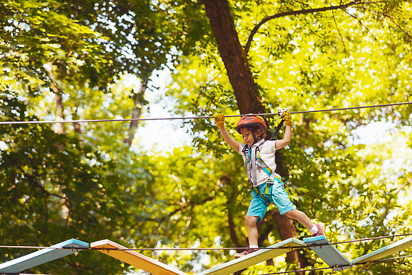 포토 JPG 해외이미지 나무 라이프스타일 공원 어린이 밧줄 스포츠 포즈 모션 자연 놀이 기술 건강 한명 안전 사람 소년 야외 여름 힘 기쁨 장비 탐험 도전 게임 용기 자신감 놀이터 숲 헬멧 위험 장애물 집중 보안 심각 해외202309 해외포토 식물 1 그릇 계절 공공시설 남자 감정 줄 컨셉 생활 보호장비 생태계 파일형식