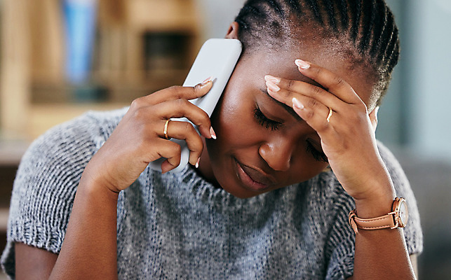 포토 JPG 해외이미지 여자 시계 스트레스 피곤 한명 들기 앉기 상반신 성인 스마트폰 사무실 눈감음 기댐 가림 졸음 책상 통화 성인여자한명만 해외202309 해외포토 1 감정 가구 컨셉 비즈니스 모션 사람 핸드폰 스마트기기 여자한명만 성인여자만 파일형식