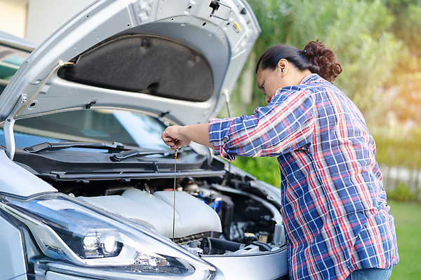 포토 JPG 해외이미지 응시 산업 부분 교통시설 자동차 노동자 한명 동양인 내부 가로 기계 손상 덮개 공구 업무 오픈 엔지니어 클래식 수리 역 시원함 충돌 서비스 쇼 엔진 정비공 보닛 모터 유지 연소 라디에이터 베터리 옛날 자동 차고 힘찬 해외202309 해외포토 직업 1 시선 육상교통 교통 컨셉 사람 인종 뚜껑 도구 작업 기술자 시설 파일형식