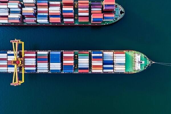 포토 JPG 해외이미지 산업 바다 비즈니스 교통시설 하늘 항해 사람없음 글로벌 항구 일몰 화물 보트 배달원 몸무게 컨테이너 조선소 기중기 무역 함선 상업 해안도시 수납 포트 물류 로딩 수입 터미널 해외202309 해외포토 직업 교통 배_교통 노을 운송업 도시 중장비 시설 파일형식