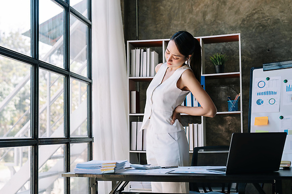 포토 JPG 해외이미지 백인 직업 손 여자 신체 비즈니스 근육 스트레스 직장 건강 피곤 한명 사람 앉기 동양인 성인 노트북 컴퓨터 사무실 고통 흰색 업무 비즈니스우먼 질병 상처 종업원 손목 책상 어깨 관절염 목 문제 팔 돌봄 요통 증상 해외202309 해외포토 서양인 1 감정 컬러 가구 컨셉 회사 의학 모션 인종 신체부위 전자제품 작업 직장인 허리통증 파일형식